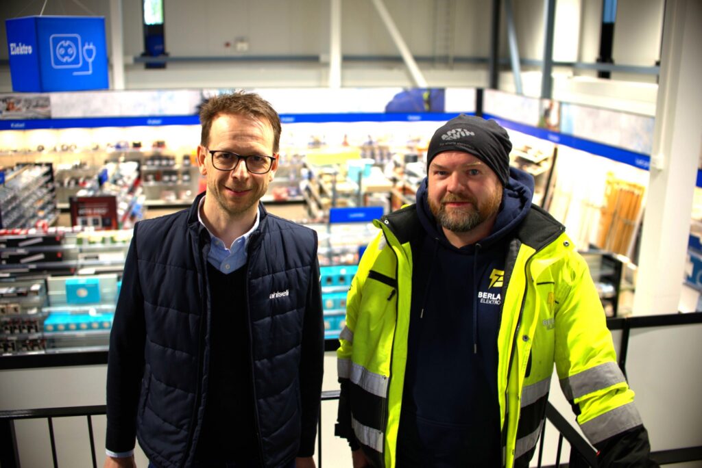 Geografisk tilhørighet er en viktig årsak til satsingen med fire fullsortimentsbutikker i Bergens-området, blant annet i Godvik, Åsane og på Kokstad, sier salgsansvarlig Per H. Heggebø i Ahlsell Norge (tv) sammen med installatør Sigve Berland. Foto: Bjørn Laberg 