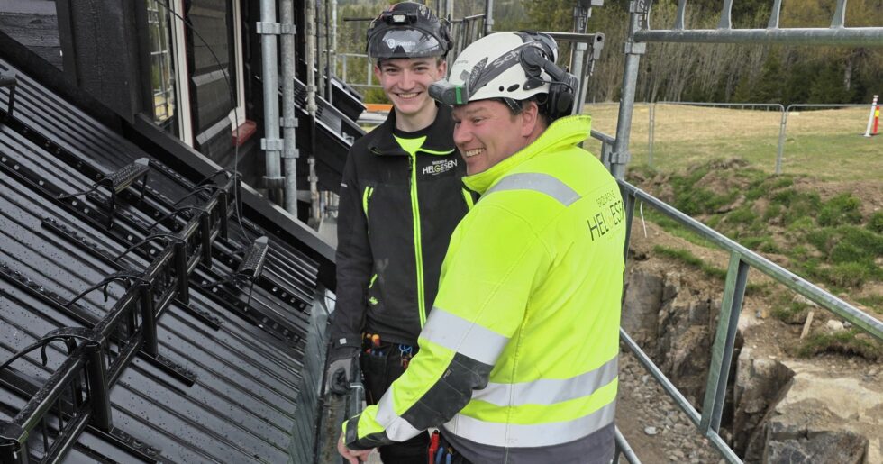 Laerling Jon H Marthinsen bak Stoa foran 980x515 1 Intelligent snøsmelting og varmekomfort på Trantjern Gård